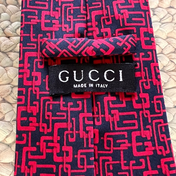GUCCI Classic Designer Logo Tie 100% Silk Made in Italy - Picture 1 of 6